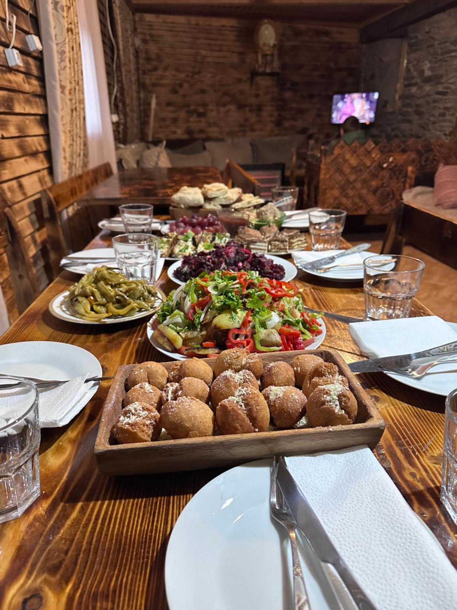 Old House Hotel Ushguli Exterior photo